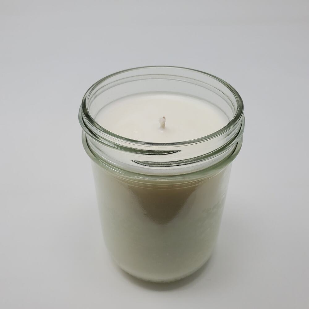 Snowberry - 16 oz Coconut Wax Candle - Picture 2 of 4